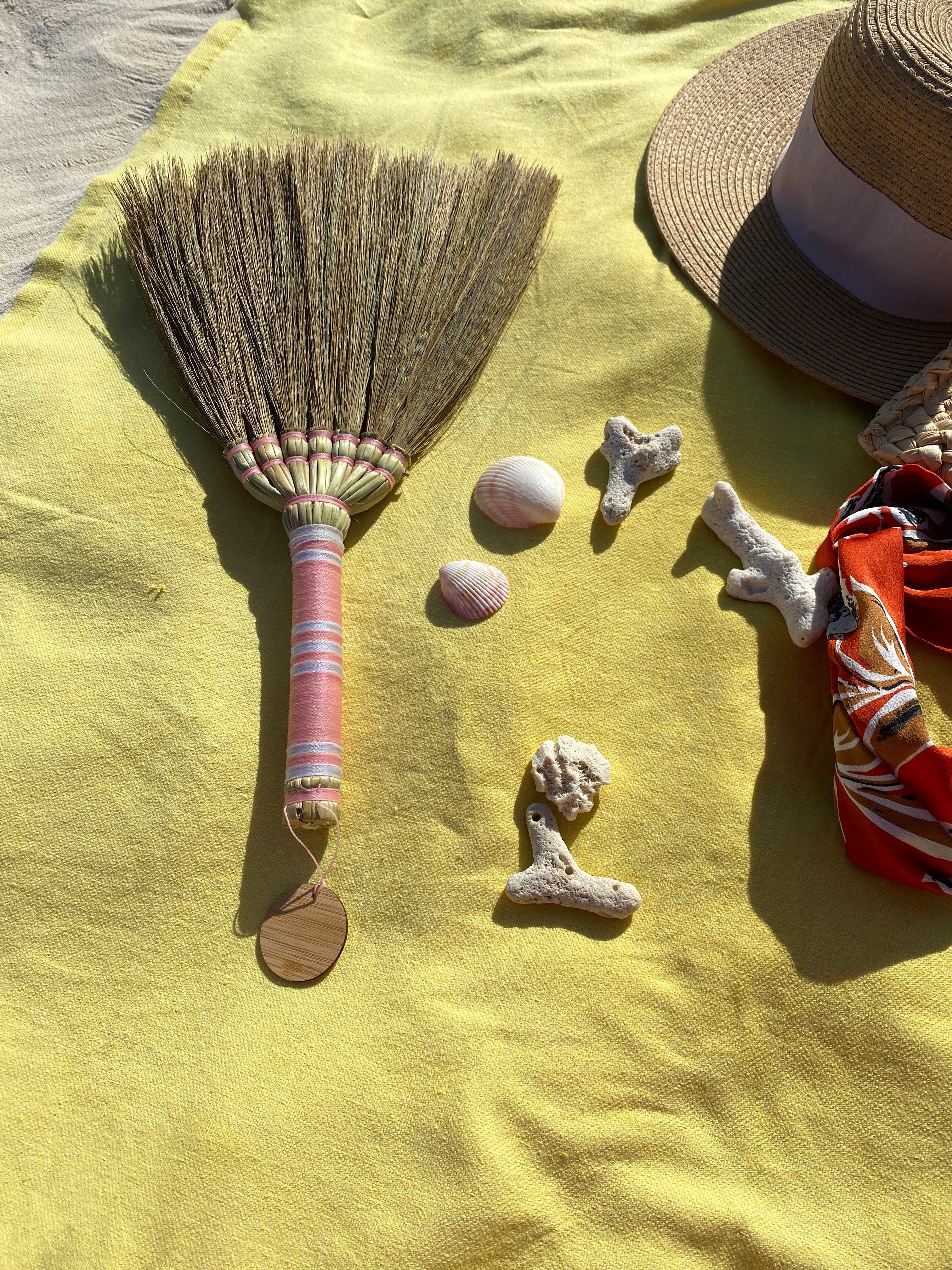 Fouta sans sable avec balai de plage