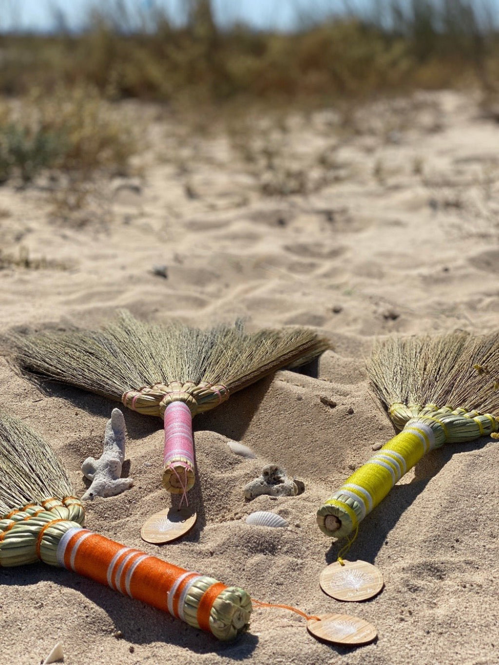 Brosse anti-sable moyenne – Lifestyle plage - vue de près – My Summer Fan

Medium anti-sand beach brush – Beach lifestyle - close up view – My Summer Fan"