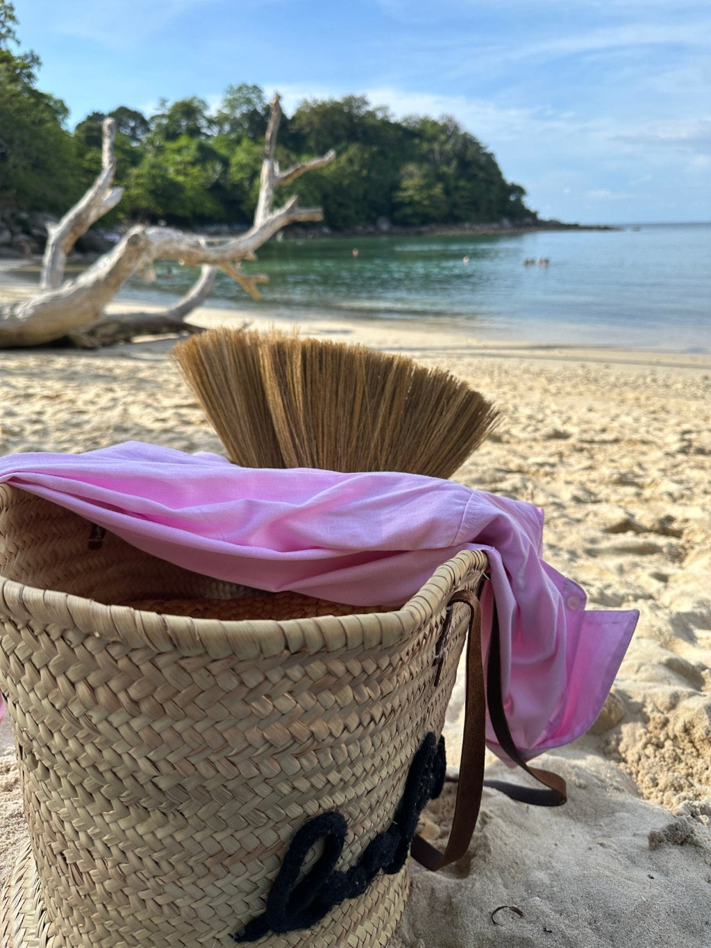 Brosse anti-sable moyenne – Vue mer dans un sac de plage – My Summer Fan

Medium anti-sand beach brush orange – Beach view - in a beach bag – My Summer Fan