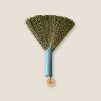 Accessoire de plage – Brosse anti-sable petite bleu pastel en fibres naturelles douces et souples – My Summer Fan

Beach Accessories – Small pastel blue sand repelling beach brush with natural grass bristles
