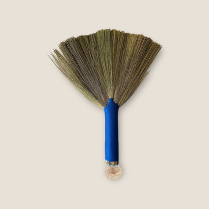 Accessoire de plage – Brosse anti-sable petite bleu profond en fibres naturelles douces et souples – My Summer Fan

Beach Accessories – Small bleu profond sand repelling beach brush with natural grass bristles
