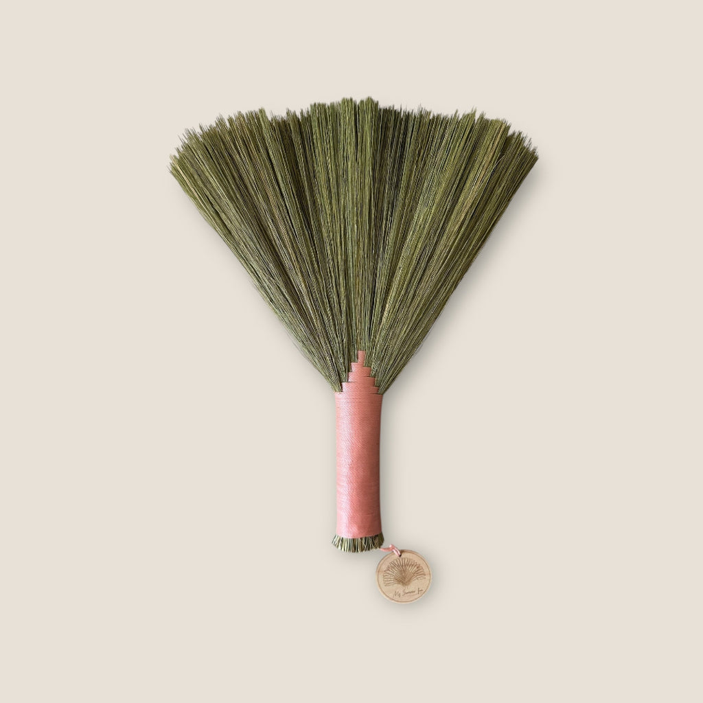 Accessoire de plage – Brosse anti-sable petite corail en fibres douces et souples – My Summer Fan

Beach Accessories – Small coral sand repelling beach brush with natural grass bristles
