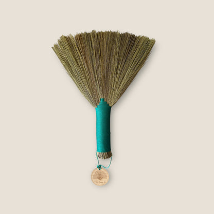 Accessoire de plage – Brosse anti-sable petite émeraude en fibres naturelles douces et souples – My Summer Fan

Beach Accessories – Small emerald sand repelling beach brush with natural grass bristles
