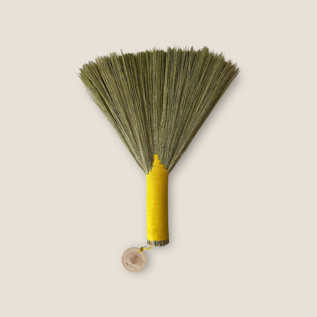Accessoire de plage – Brosse anti-sable petite jaune en fibres naturelles douces et souples – My Summer Fan

Beach Accessories – Small yellow sand repelling beach brush with natural grass bristles
