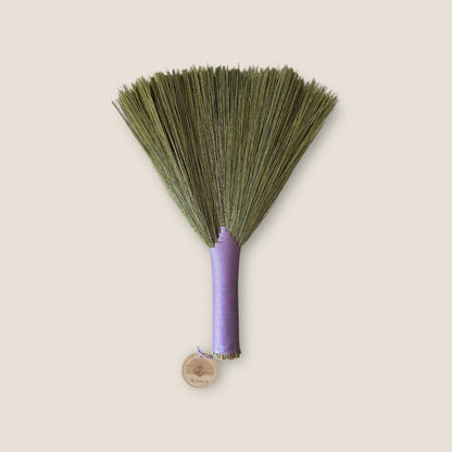 Accessoire de plage – Brosse anti-sable petite lilas en fibres naturelles douces et souples – My Summer Fan

Beach Accessories – Small lilac sand repelling beach brush with natural grass bristles
