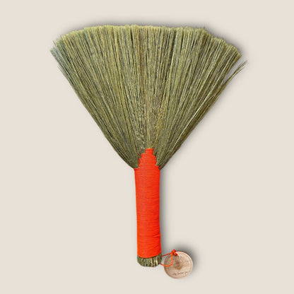 Accessoire de plage – Brosse anti-sable petite orange vif en fibres douces et souples – My Summer Fan

Beach Accessories – Small bright orange sand repelling beach brush with natural grass bristles
