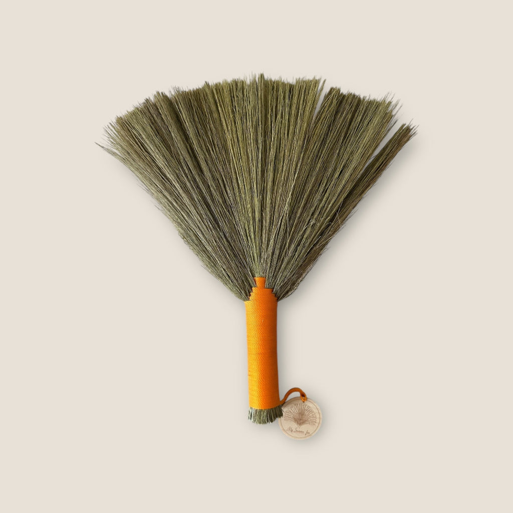 Accessoire de plage – Brosse anti-sable petite orange en fibres douces et souples – My Summer Fan

Beach Accessories – Small orange sand repelling beach brush with natural grass bristles
