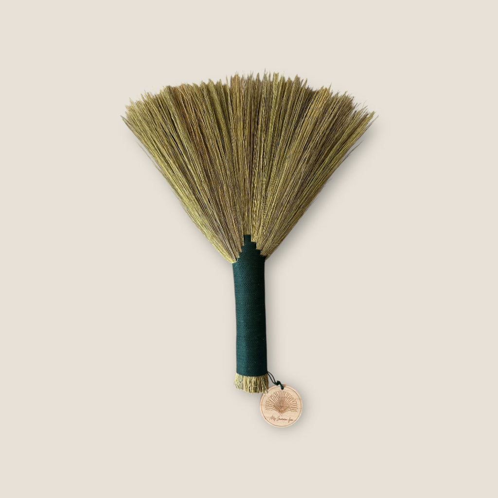 Accessoire de plage – Brosse anti-sable petite vert foncé en fibres naturelles douces et souples – My Summer Fan

Beach Accessories – Small dark green sand repelling beach brush with natural grass bristles
