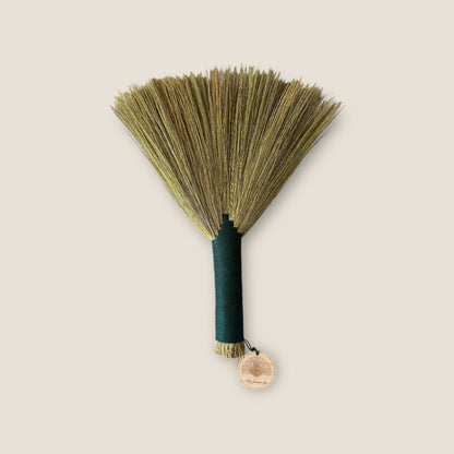 Accessoire de plage – Brosse anti-sable petite vert foncé en fibres naturelles douces et souples – My Summer Fan

Beach Accessories – Small dark green sand repelling beach brush with natural grass bristles
