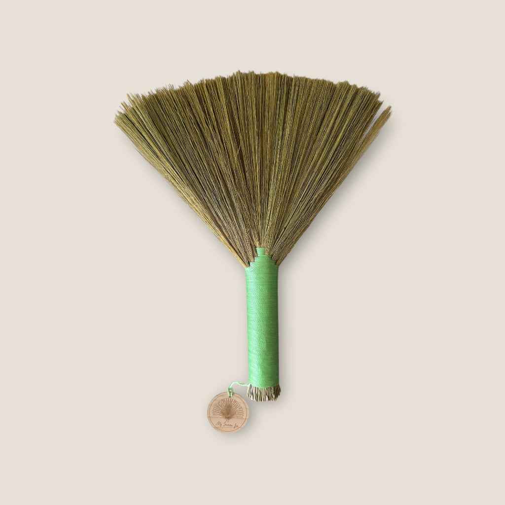 Accessoire de plage – Brosse anti-sable petite vert pastel en fibres naturelles douces et souples – My Summer Fan

Beach Accessories – Small pastel green sand repelling beach brush with natural grass bristles
