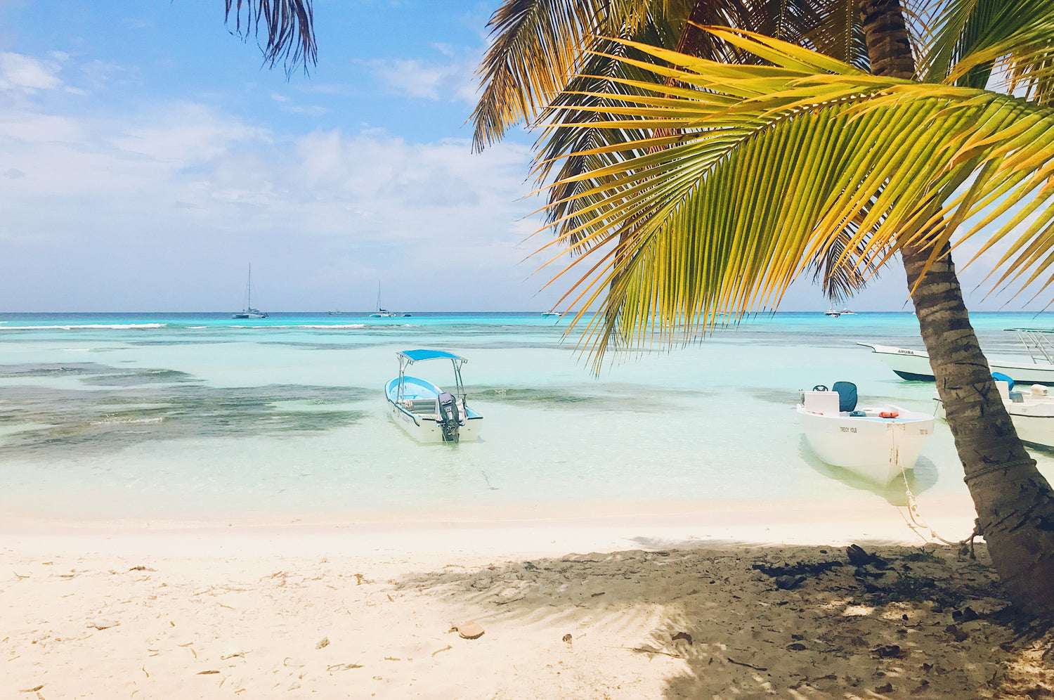 lonely-boats-turquoise-water-before-golden-beach