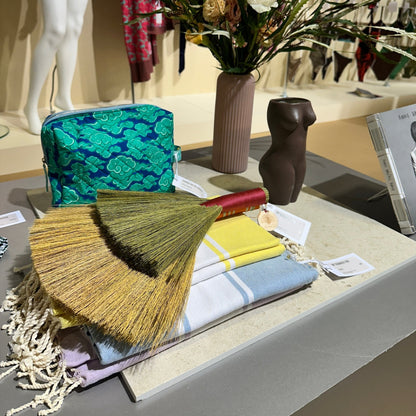 Brosse anti-sable – Accessoires de plage – Vue magasin – My Summer Fan

Small anti-sand beach brush – Beach accessories - Shop view – My Summer Fan