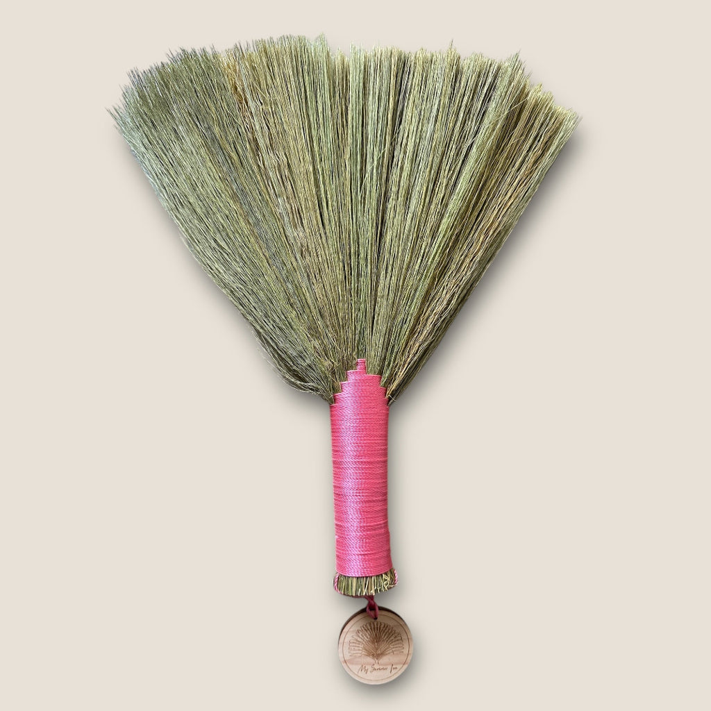 Accessoire de plage – Brosse anti-sable petite rose en fibres douces et souples – My Summer Fan

Beach Accessories – Small pink sand repelling beach brush with natural grass bristles
