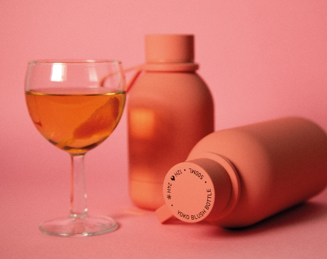 Gourde isotherme 500ml rose 12h chaude et 24h froide, avec un cocktail rose et un fond rose – My Summer Fan

Pink insulated water bottle 500ml 12h hot and 24h cold, with a glass of pinkish cocktail on a pink background – My Summer Fan