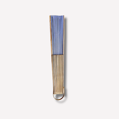 Light blue cotton and wood hand fan closed, side view – My Summer Fan

Éventail en coton et bois bleu clair fermé, vue de côté – My Summer Fan