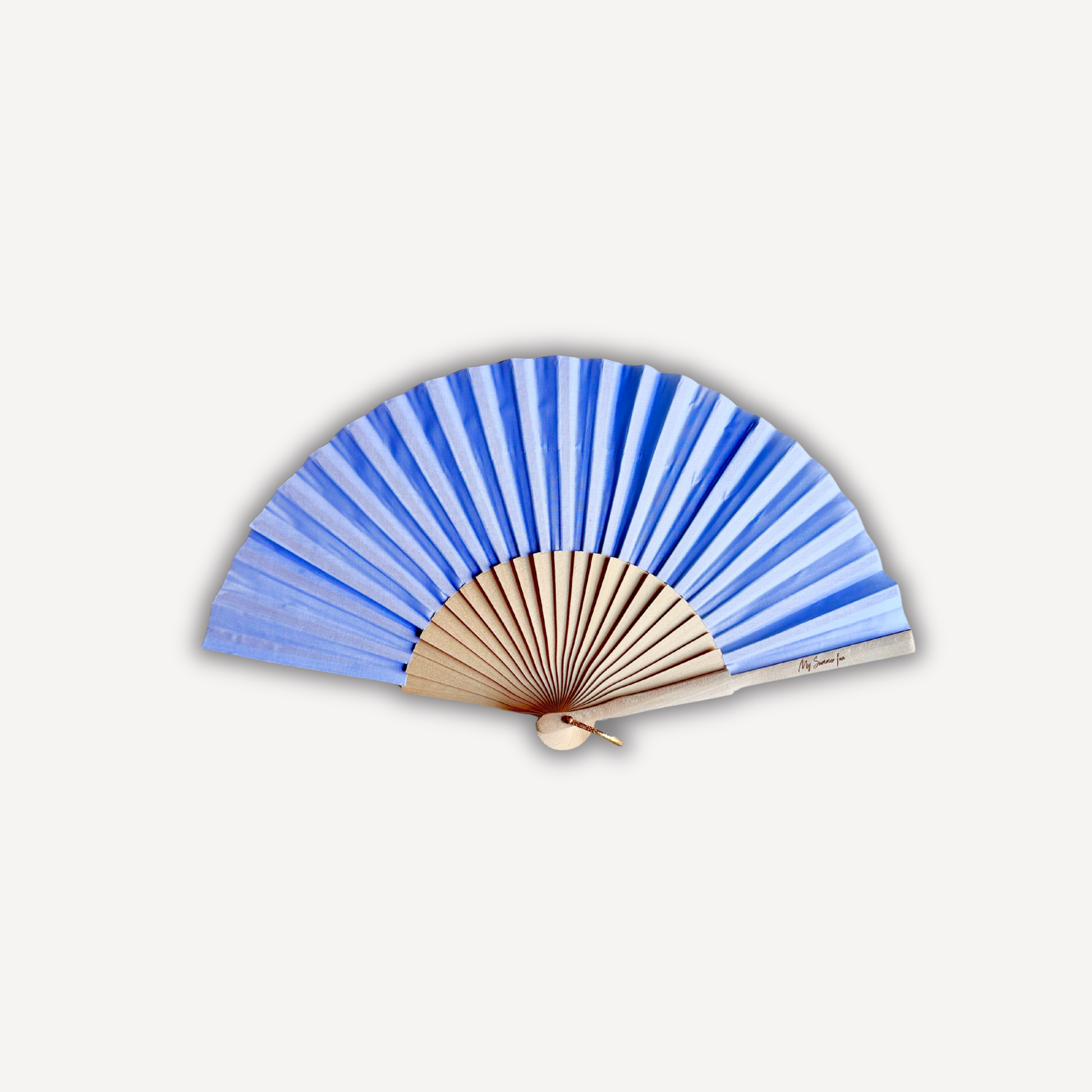 Light blue cotton and wood hand fan fully open – My Summer Fan

Éventail en coton et bois bleu clair entièrement ouvert – My Summer Fan