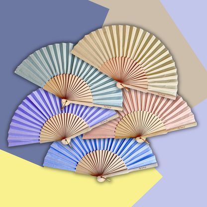 5 traditional folding hand fans in various pastel colors, including light blue, lavender, peach, and cream, arranged in a fan pattern against a geometric multicolor background.

5 éventails traditionnels dans différentes couleurs pastels incluant, blue, lavande, pêche, jaune, et vert sauge, disposes aléatoirement, sur un fond coloré géométrique.