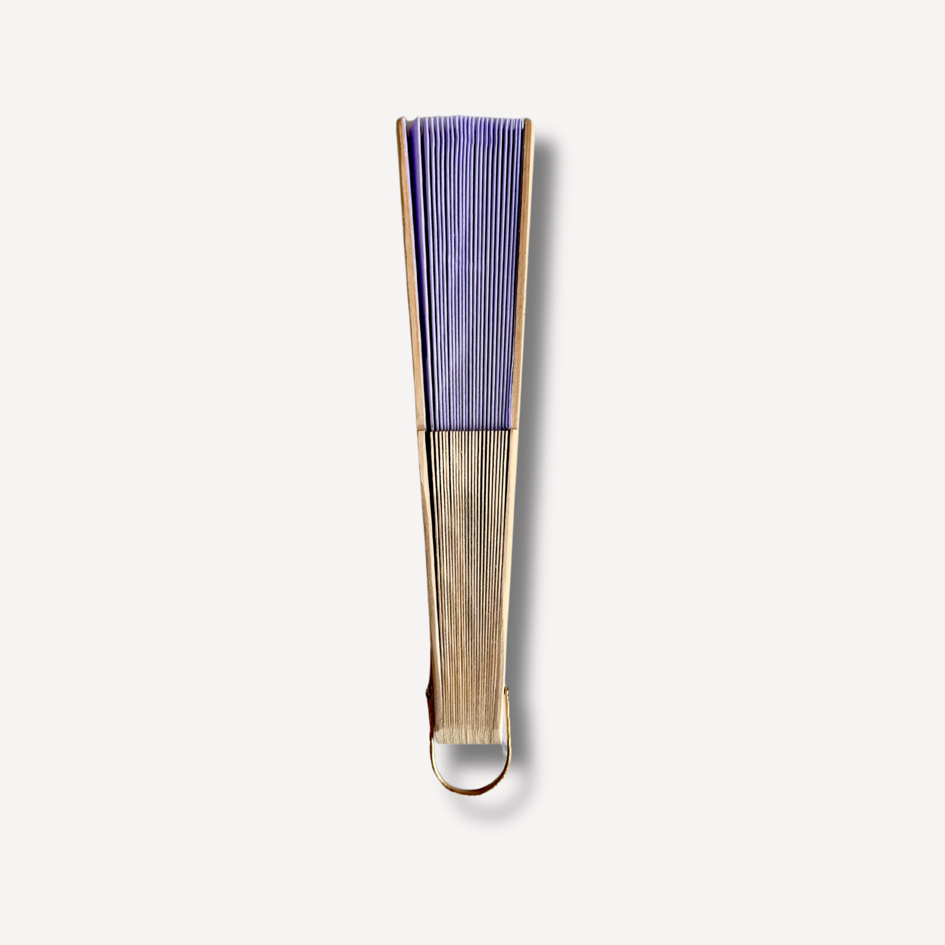 Lavender cotton and wood hand fan closed, side view – My Summer Fan

Éventail en coton et bois lavande fermé, vue de côté – My Summer Fan