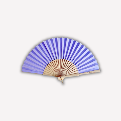 Lavender cotton and wood hand fan fully open – My Summer Fan
Éventail en coton et bois lavande entièrement ouvert – My Summer Fan