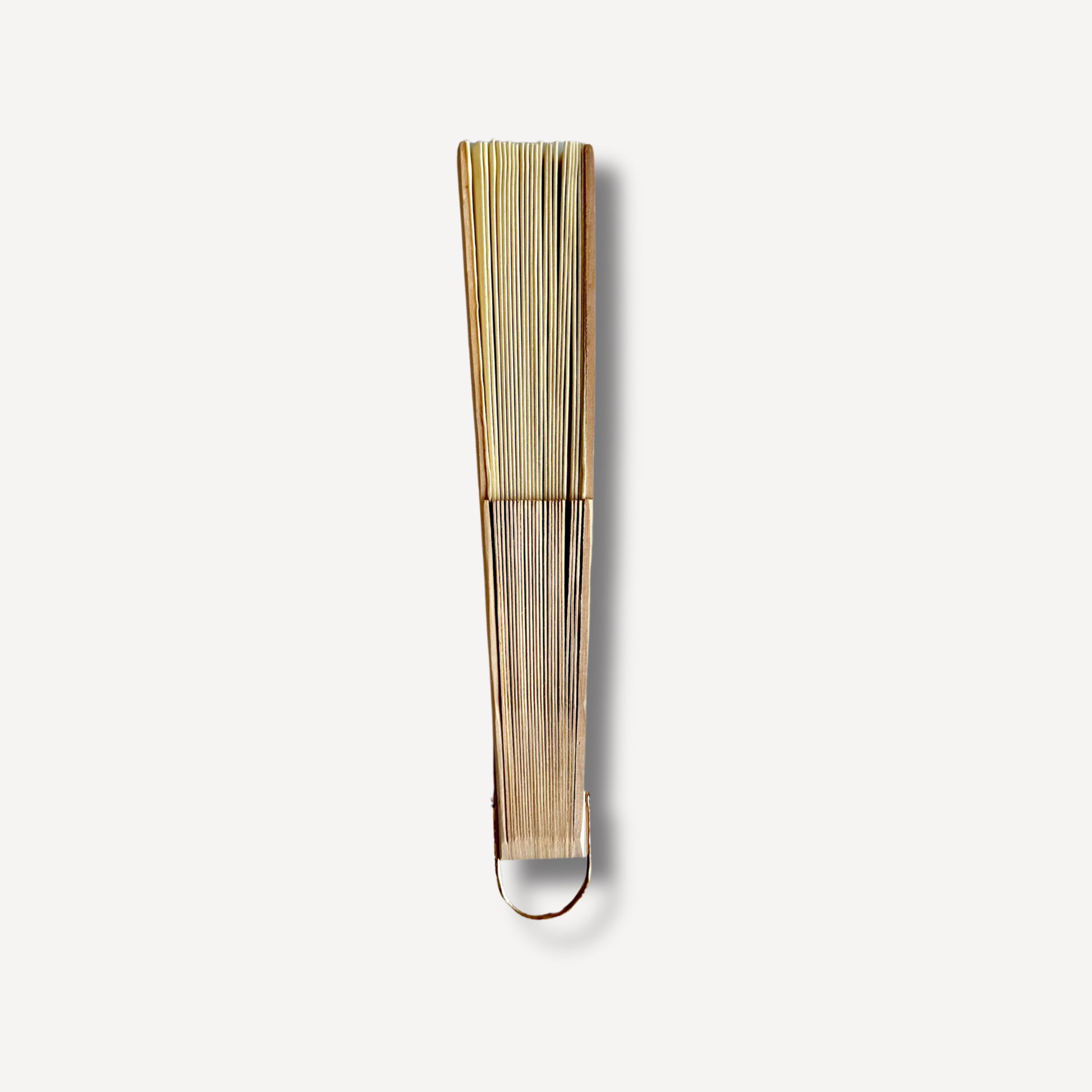 Light yellow cotton and wood hand fan closed, side view – My Summer Fan
Éventail en coton et bois jaune pastel fermé, vue de côté – My Summer 