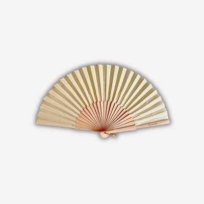 Light yellow cotton and wood hand fan fully open – My Summer Fan

Éventail en coton et bois jaune pastel entièrement ouvert – My Summer Fan
