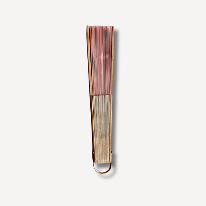 Pink cotton and wood hand fan closed, side view – My Summer Fan

Éventail en coton et bois rose fermé, vue de côté – My Summer Fan