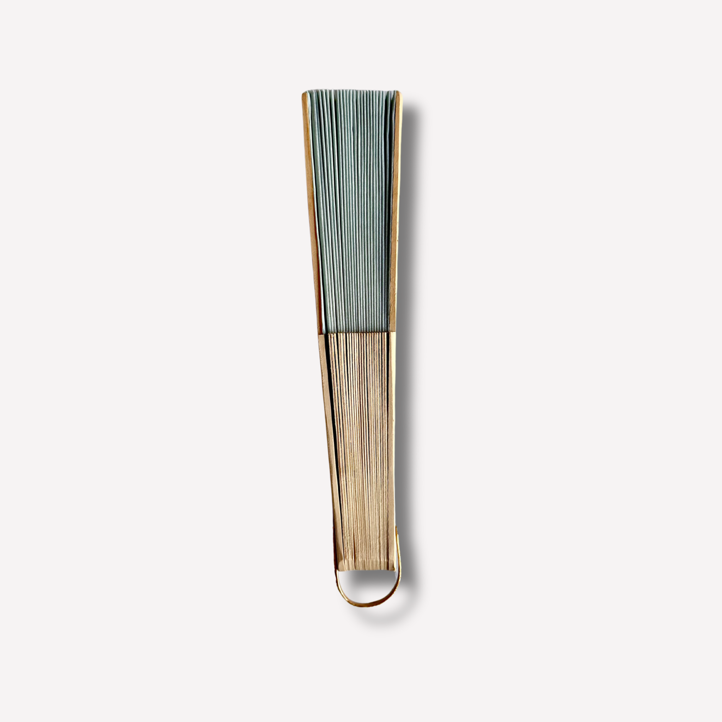 Sage color cotton and wood hand fan closed, side view – My Summer Fan
Éventail en coton et bois vert sauge fermé, vue de côté – My Summer Fan