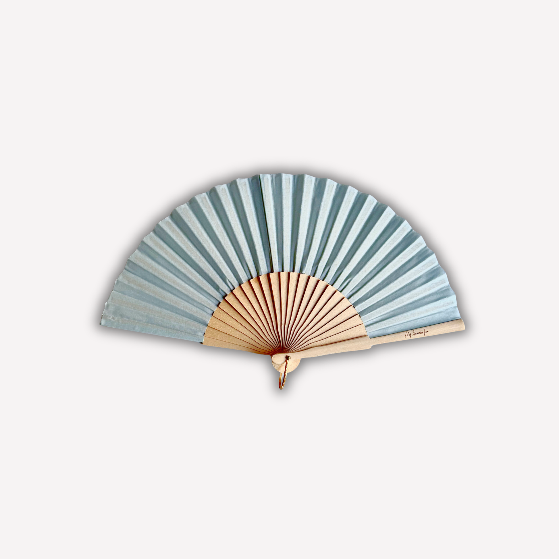 Natural cotton and wood sage green hand fan fully open – My Summer Fan
Éventail en coton et bois vert sauge entièrement ouvert – My Summer Fan 
