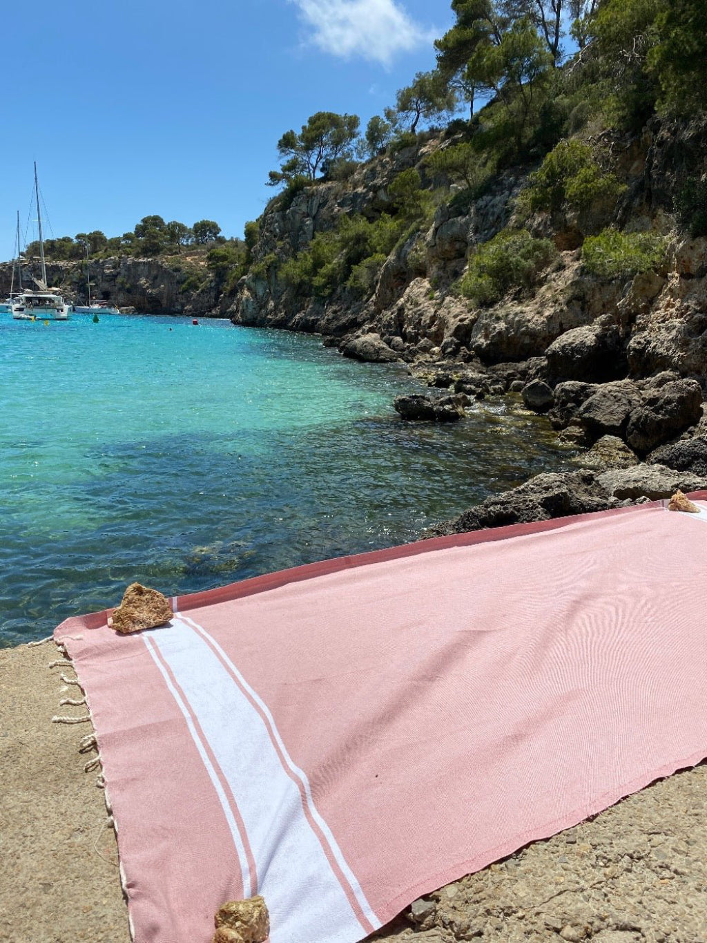 Serviette de plage légère en coton corail – Vue mer et détail de la serviette de plage – My Summer Fan

Lightweight cotton beach towel coral – Sea view with details on the beach towel– My Summer Fan"
