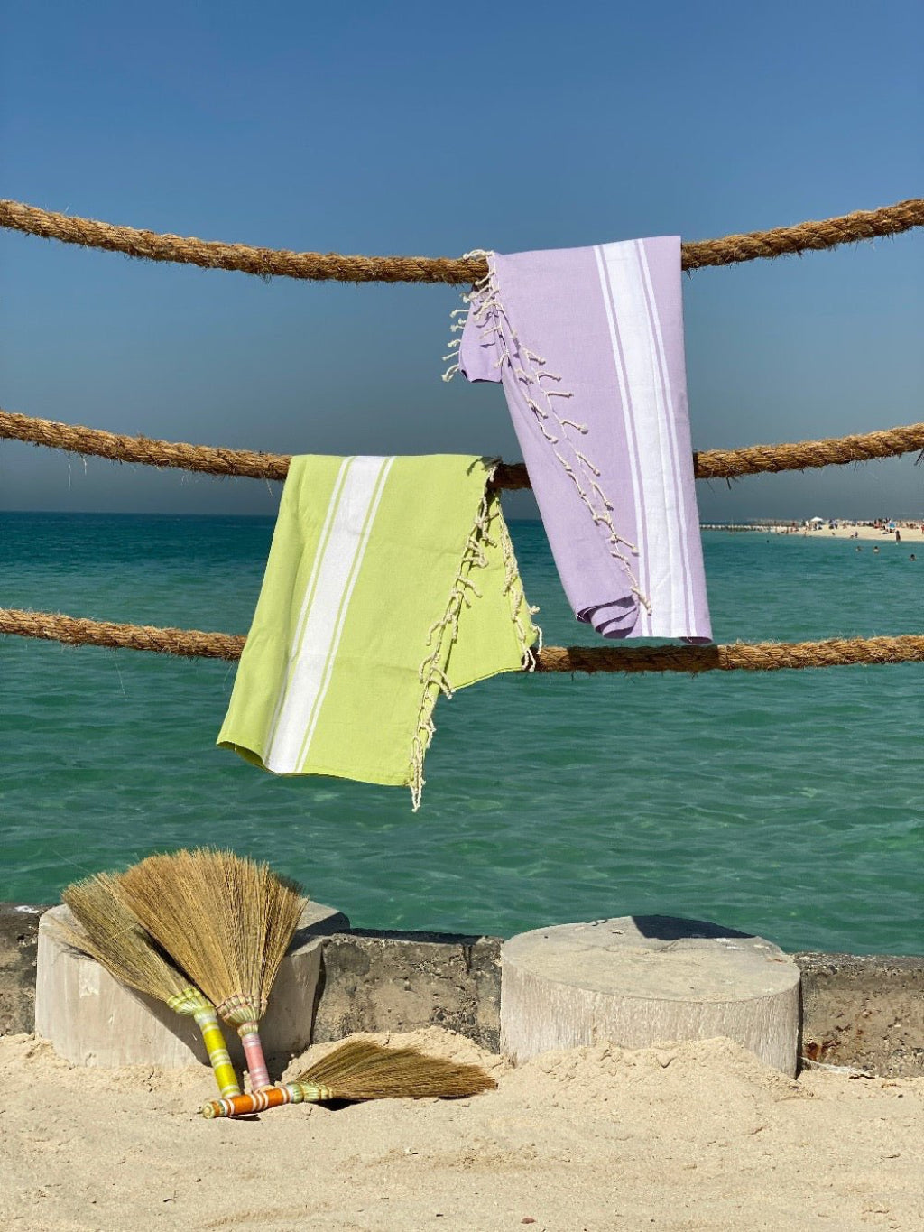 Serviette de plage légère en coton verte - lifestyle à la mer – My Summer 

Lightweight cotton beach towel green – lifestyle at the beach - My Summer Fan